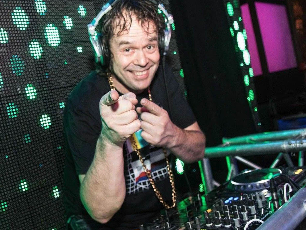 zondag 15.00 - 22.00h Summer Carnavals Party DJ BEE | Vestingfeesten ...