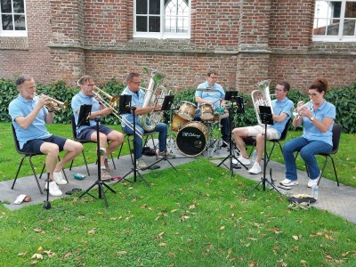 zaterdag 11.00-13.00 uur Bierkaaibrass / Rommelmarkt